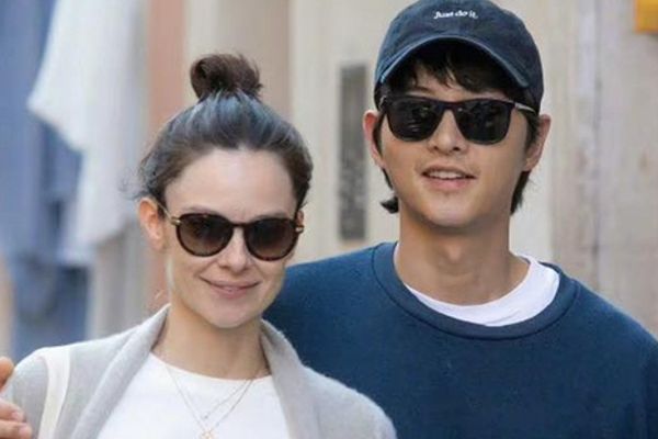 Song Joong Ki xử lý antifan, bảo vệ vợ bầu và đánh dấu khoảng cách với Song Hye Kyo