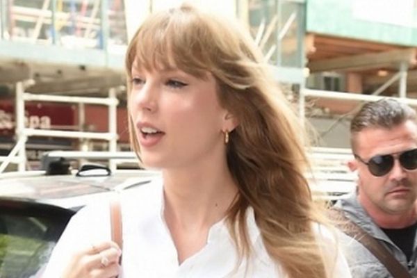 Taylor Swift xuất hiện rạng rỡ sau scandal hẹn hò Thủ lĩnh 1975