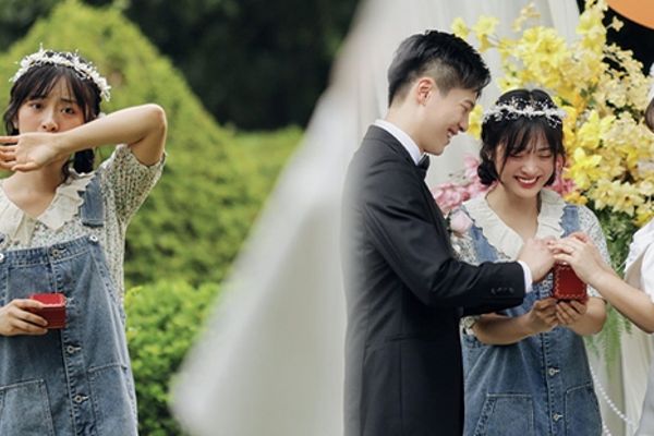 Thẩm Nguyệt (Vườn Sao Băng) rơi nước mắt ở hôn lễ bạn thân, cảnh đẹp như phim