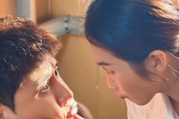 Thần tượng Thanh Sơn và Khả Ngân cực tình cảm ở phía sau sân khấu