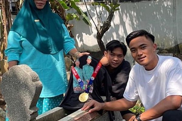 Thủ môn U22 Indonesia đem huy chương vàng SEA Games 32 khoe với người cha quá cố