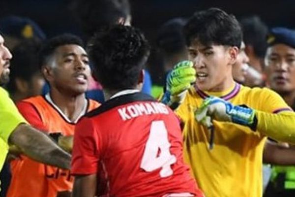 Thủ môn U22 Thái Lan bị đánh, lên tiếng xin lỗi đồng đội