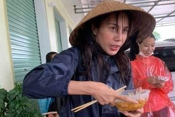 Thủy Tiên đối đầu chỉ trích về từ thiện