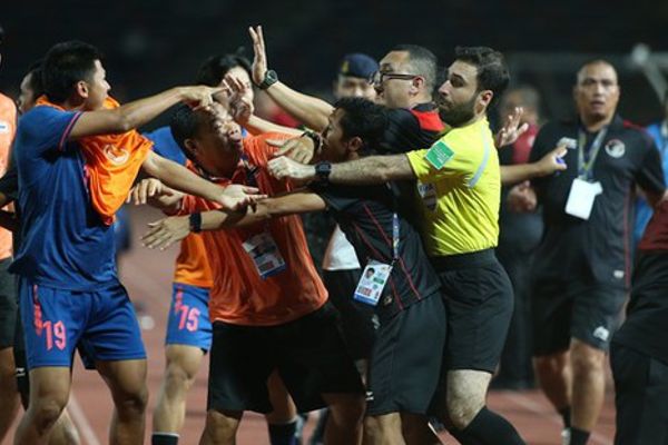 Trận chung kết SEA Games 32: Hỗn loạn với 13 thẻ vàng, 7 thẻ đỏ và 6 bàn thắng