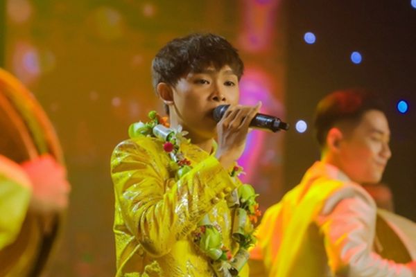 Từng đêm diễn, Hồ Văn Cường thưởng thức cát-xê và quà tặng đầy bất ngờ