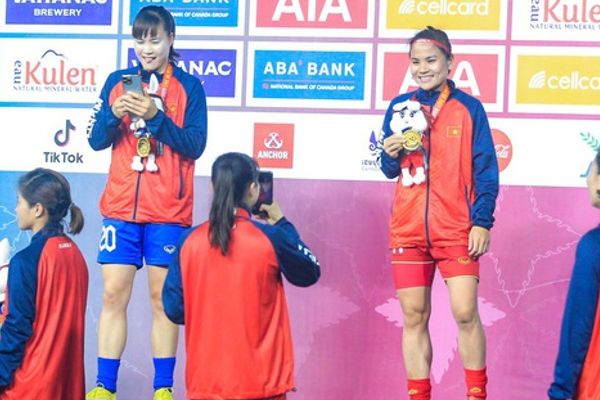 Tuyển nữ Việt Nam đăng quang SEA Games lần thứ 4: Khoảnh khắc chói sáng của những cô gái Kim Cương