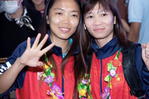Tuyển nữ Việt Nam về nước sau chiến thắng SEA Games 32