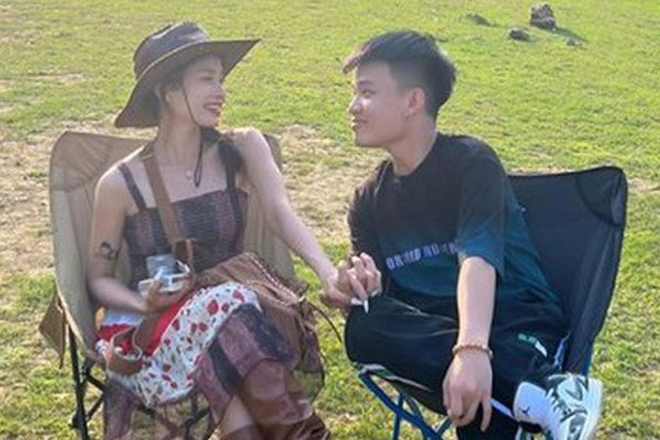 Tuyển thủ Liên Quân thả ga check-in sau chung kết ĐTDV