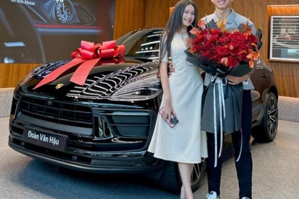 Văn Hậu và bạn gái Doãn Hải My tình tứ trên chiếc xe mới