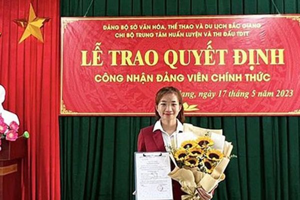 VĐV Nguyễn Thị Oanh trở thành đảng viên chính thức sau khi giành 4 HCV tại SEA Games 32