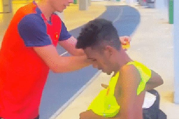 VĐV Việt Nam chia sẻ tình thân ái với VĐV Timor Leste tại SEA Games 32
