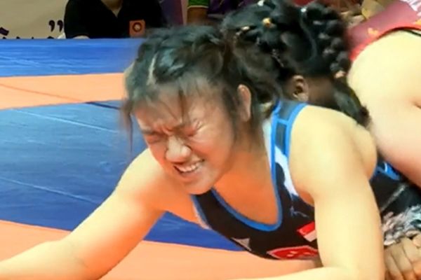 Võ sĩ Việt Nam Nguyễn Thị Mỹ Trang nhấn chìm đô vật Singapore ở SEA Games 32