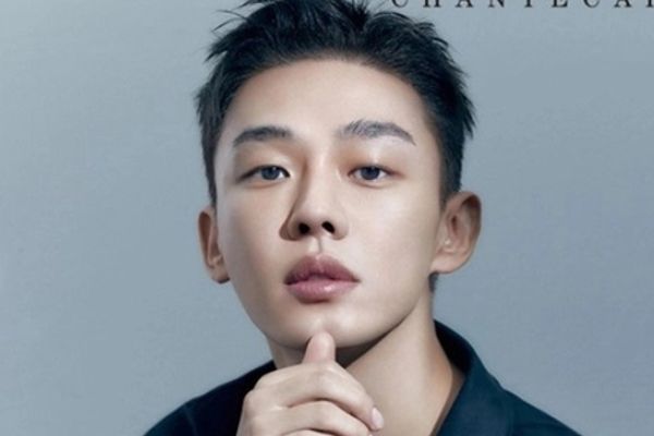 Yoo Ah In quay xe bỏ về trước cánh cửa cơ quan điều tra