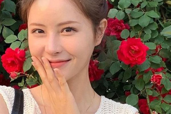 3 cách để trông trẻ trung hơn: bảo vệ da, chăm sóc cổ và thay đổi tư thế