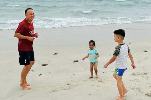 Vợ chồng 9x đưa con về quê, tận hưởng cuộc sống thật đơn giản